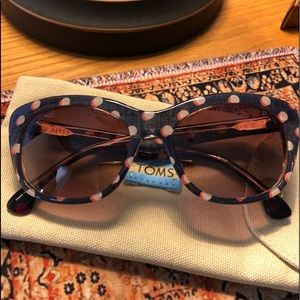 TOMS Kitty ~ Polka dot Retro sunglasses